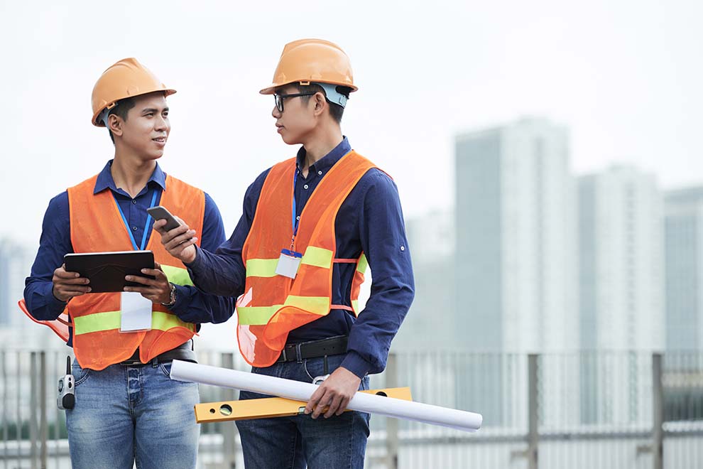 engenheiros conversando