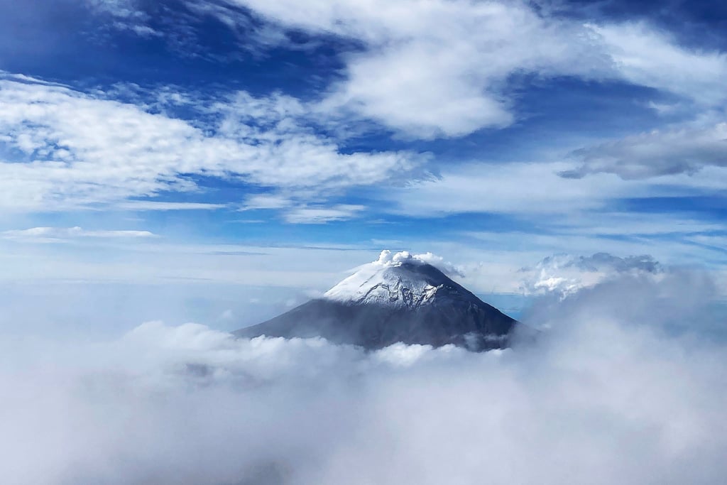 Active volcano Popocatépetl seen from Iztaccíhuatl, Sierra Nevada, Puebla, Mexico