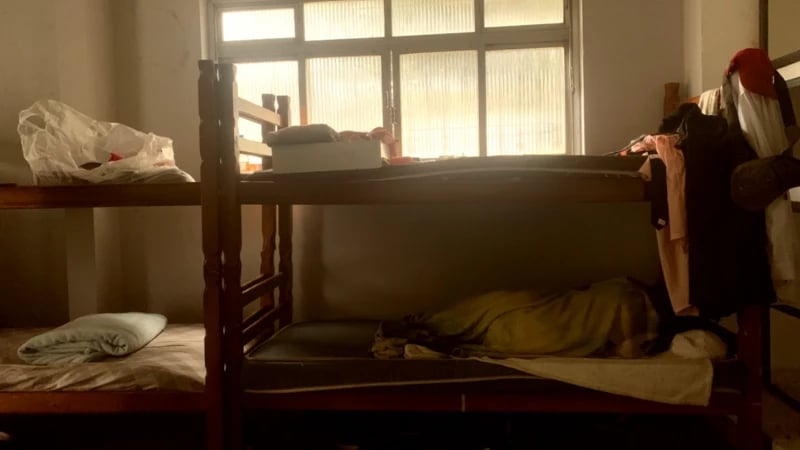 Colados uns aos outros e próximos às janelas, beliches impedem passagem de ar e dificulta limpeza.