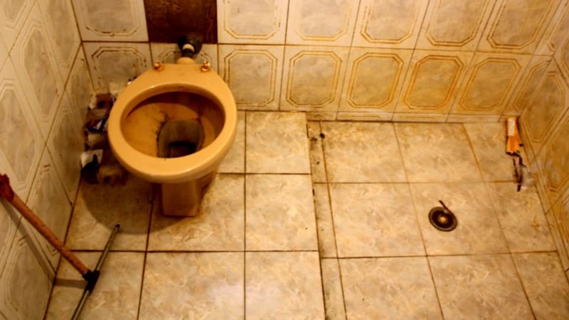 Situação do banheiro de um do alojamento de churrascaria em SP impressionou agentes do MTE.