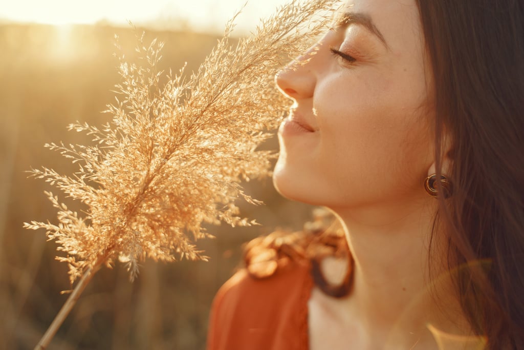 femme qui est apaisée qui respire et sourit, magnétiseur à Brains 44