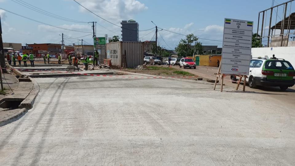 Vue des travaux de réhabilitation de voies secondaires en béton armé à Libreville 