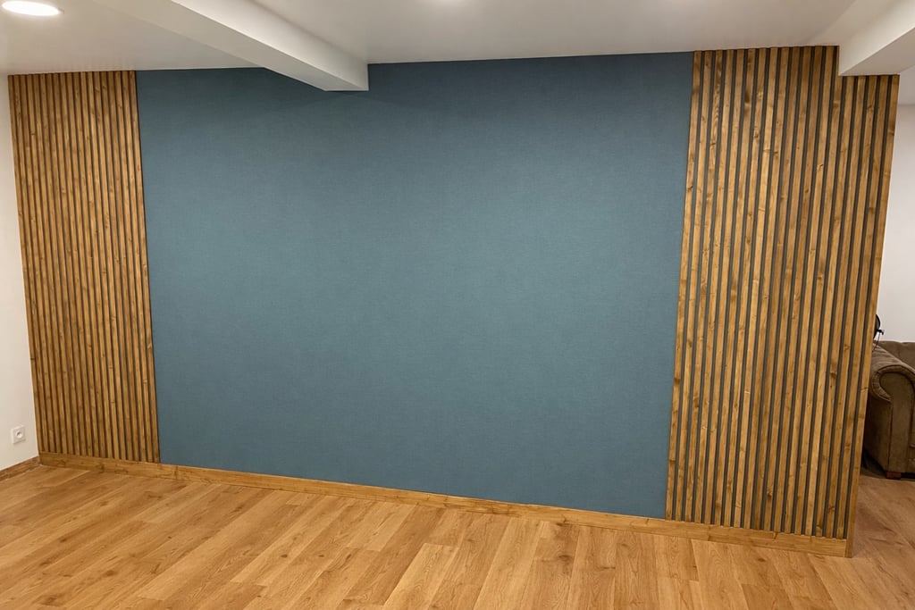 Agencement intérieur sur mesure avec tasseaux bois et parquet en Normandie