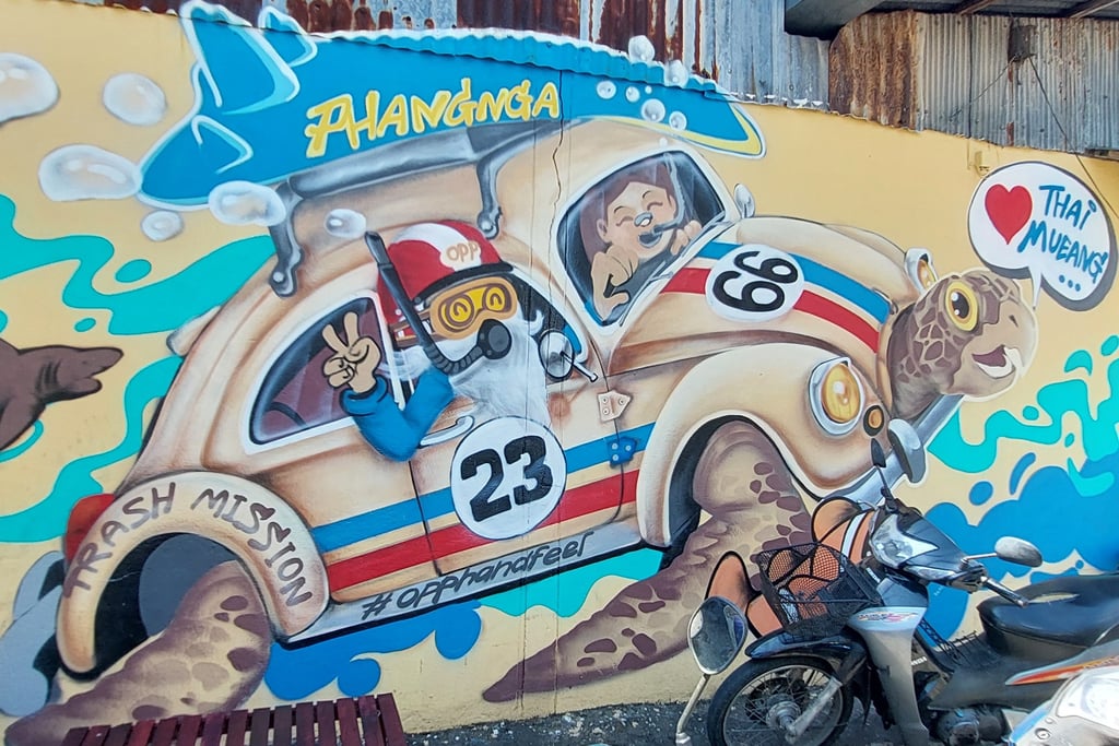 thai mueang street art turtle car