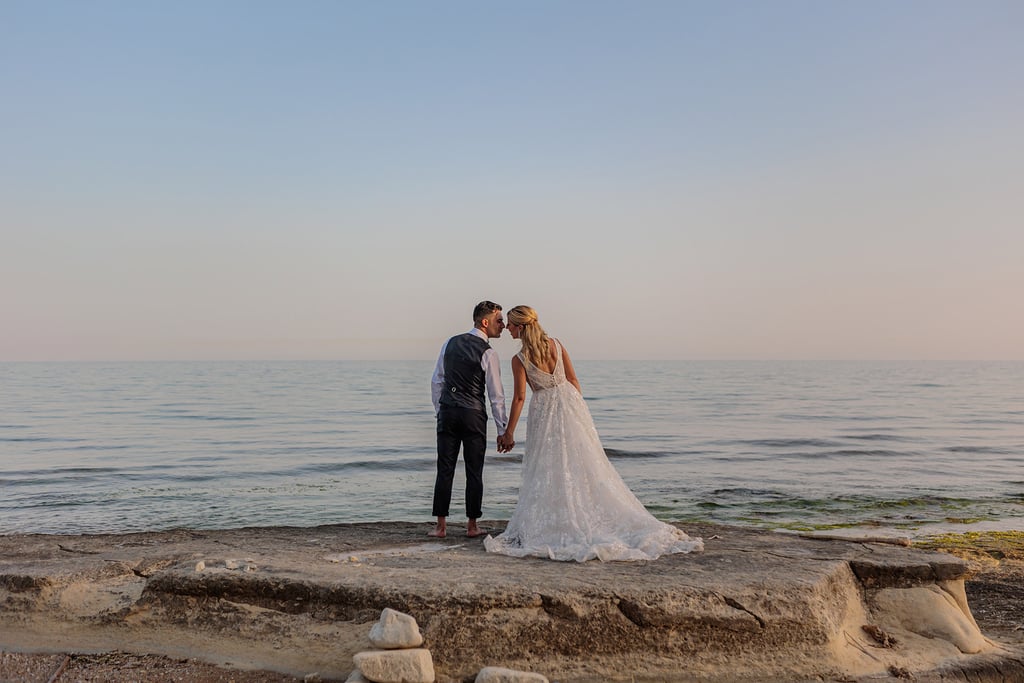 sposi al tramonto in un paesaggio di mare nella provincia di ragusa