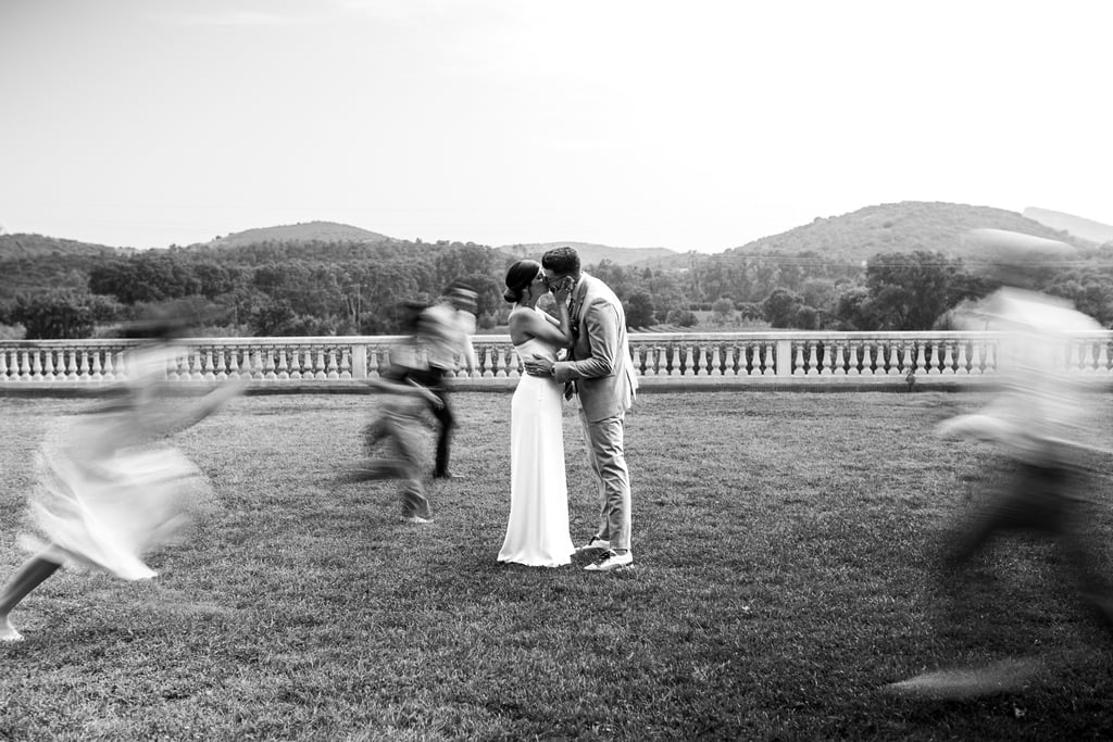 photo d'un couple qui s'embrasse et de leurs amis qui courrent