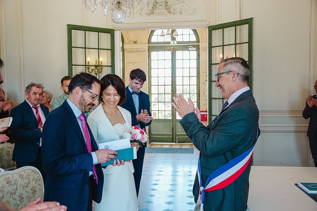 des mariés devant le maire à la mairie de talence à côté de bordeaux