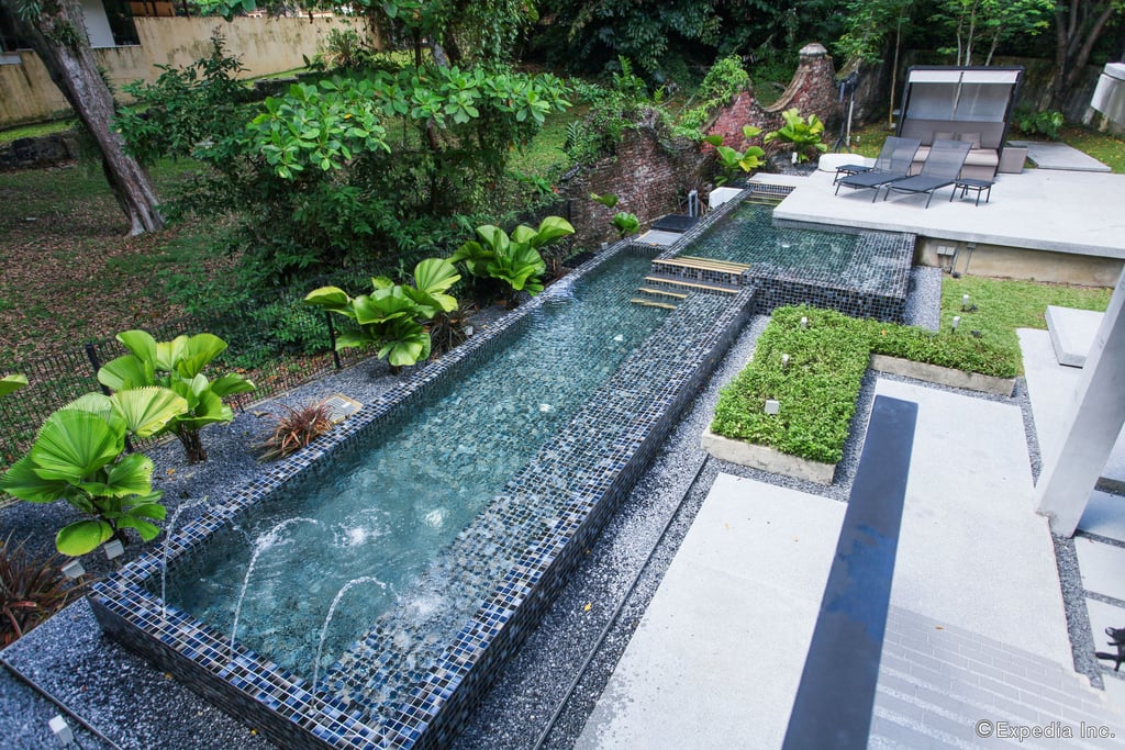 The Sleepy Traveller: 5 Heritage Boutique Hotels in Singapore Lloyds's inn swimming pool