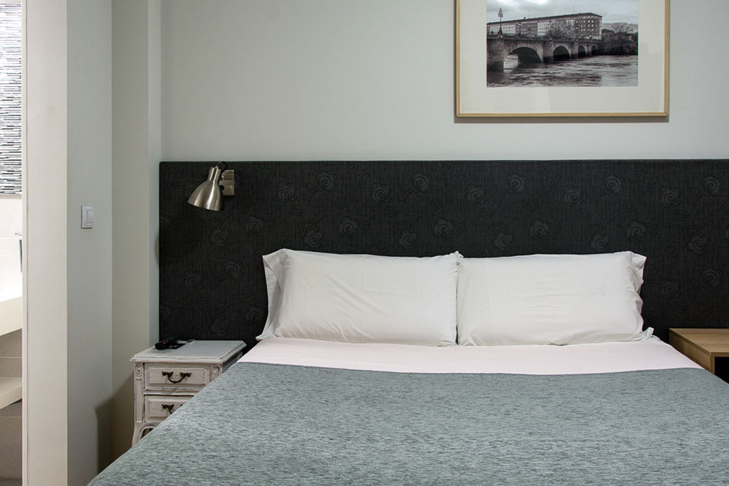 Habitación doble con baño privado en Logroño