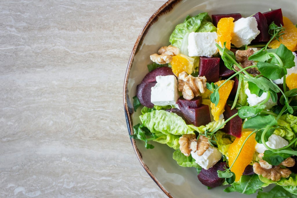 Insalata estiva con formaggio di capra, barbabietola, arancia e noci