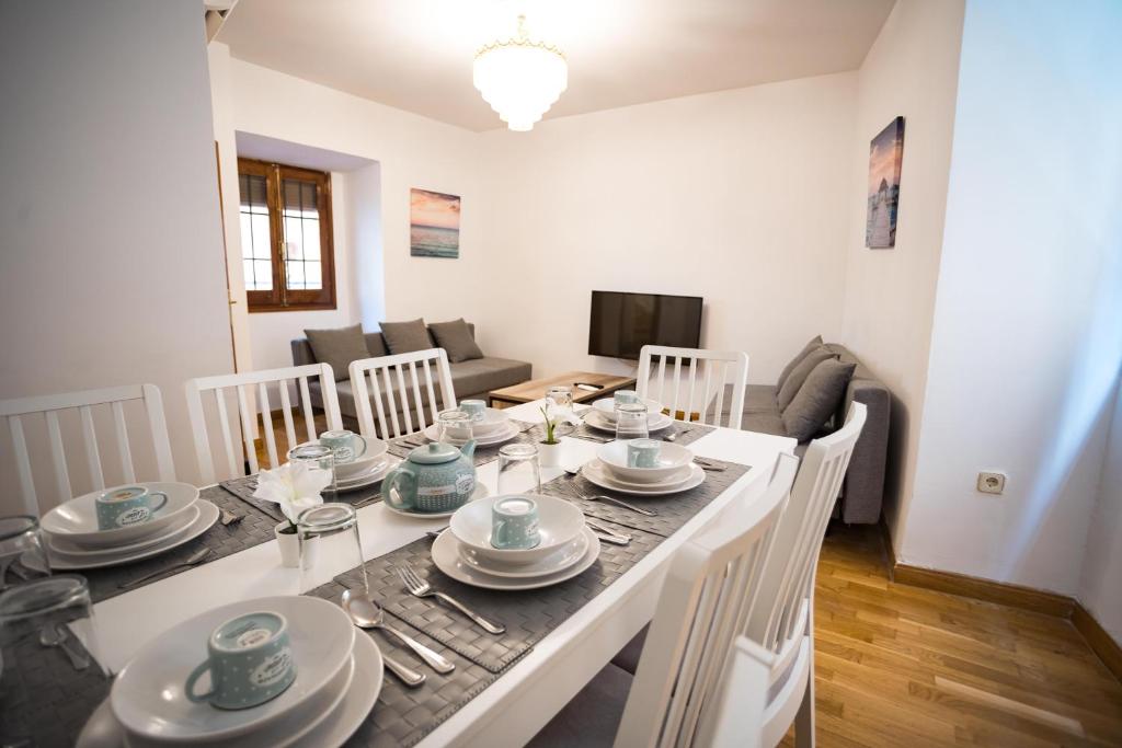Mesa preparada en apartamento SmartMonki en Toledo
