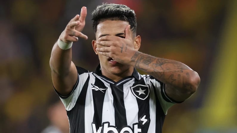 Matheus Martins comemorando gol