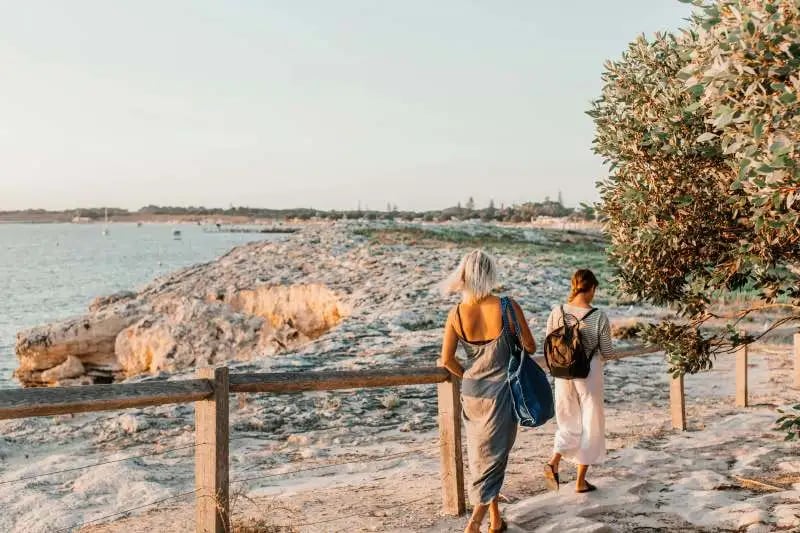 deux femmes qui marchent 