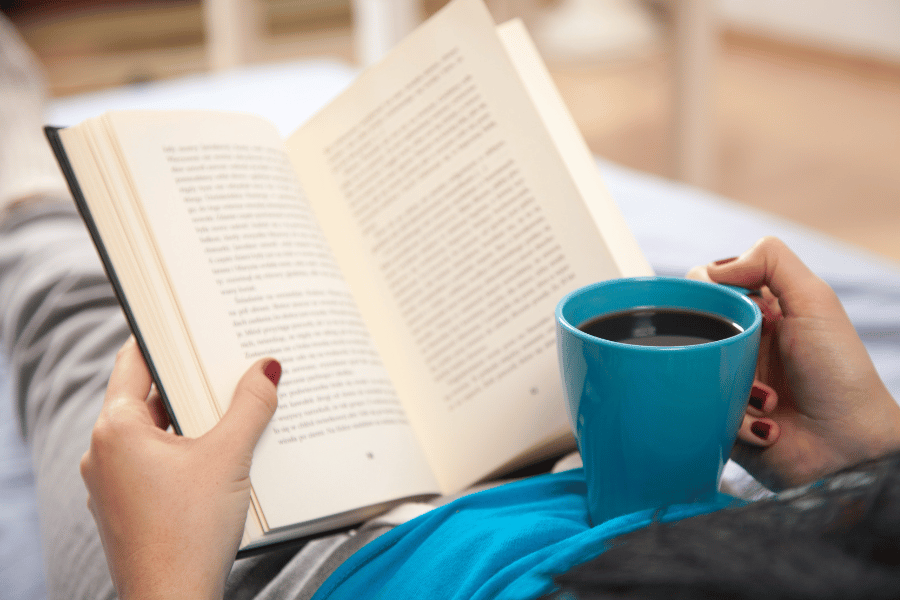 Femme qui lit un livre tranquillement