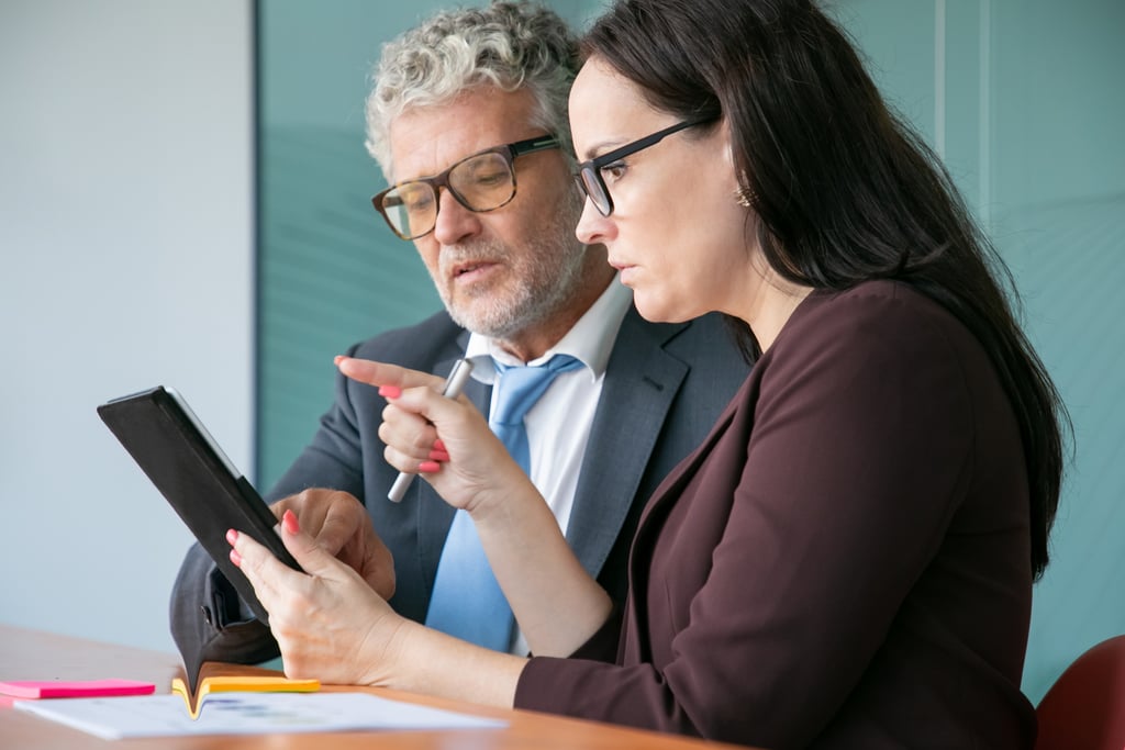 hombre y mujer analizando la fiscalidad de sus inversiones