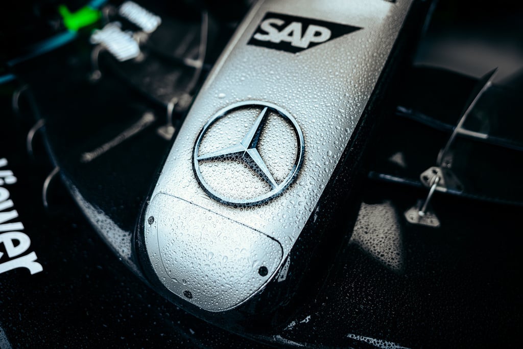 Mercedes logotipas Formulė-1 variklis