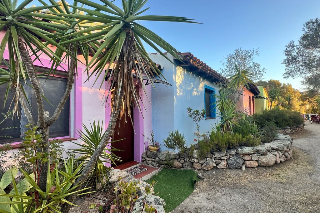 Structura exterioară a camerelor agriturismului Agrisole, integrată în peisajul natural al Sardiniei