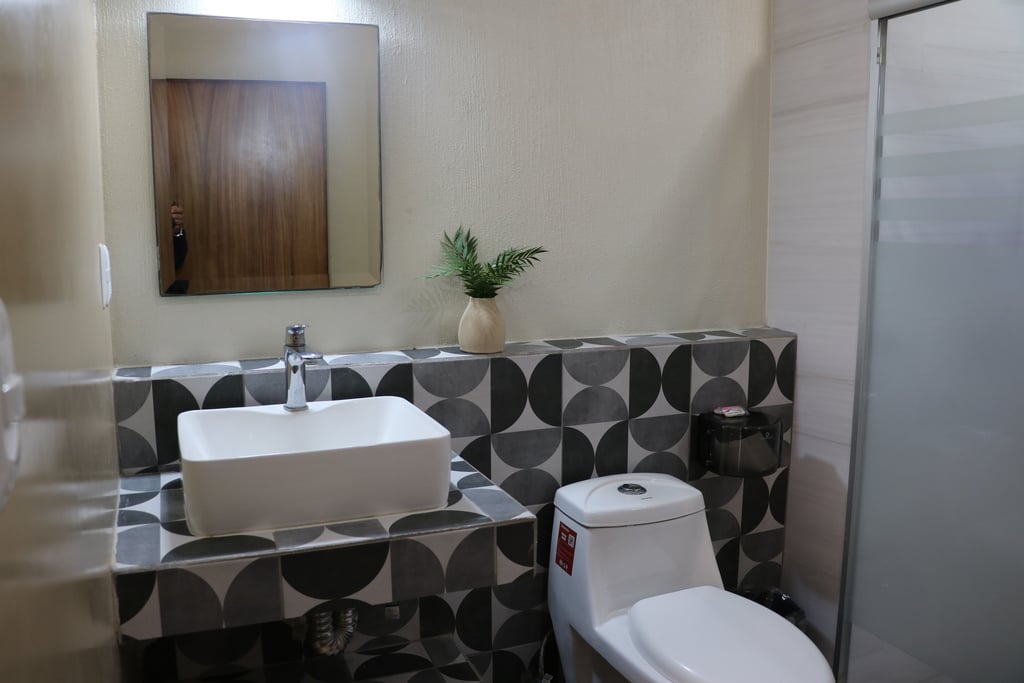 Baño completo equipado dentro de bungalow amplio y familiar en playa Los Ayala, Nayarit