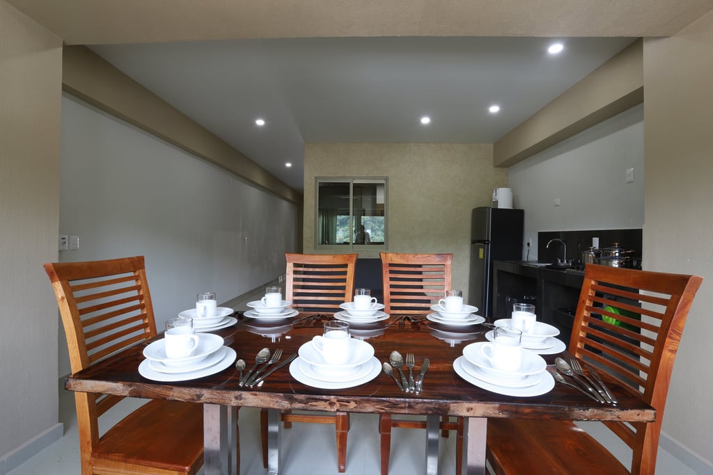 Comedor para 8 personas con cubiertos y cristaleria en bungalows en Los Ayala