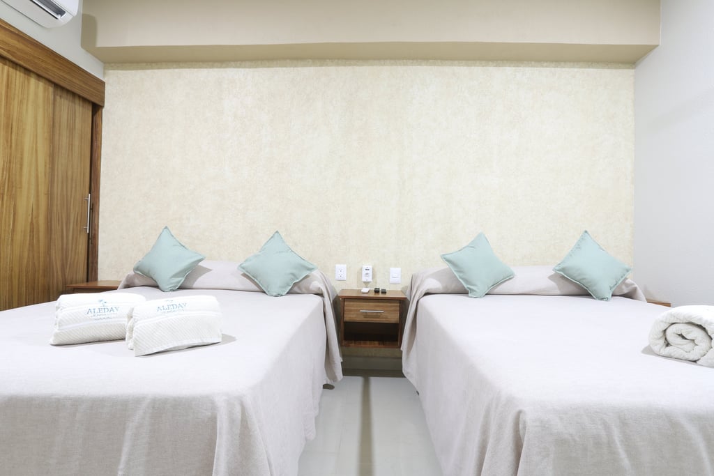 Habitación con dos camas matrimoniales en Bungalows a pie de playa en los ayala nayarit