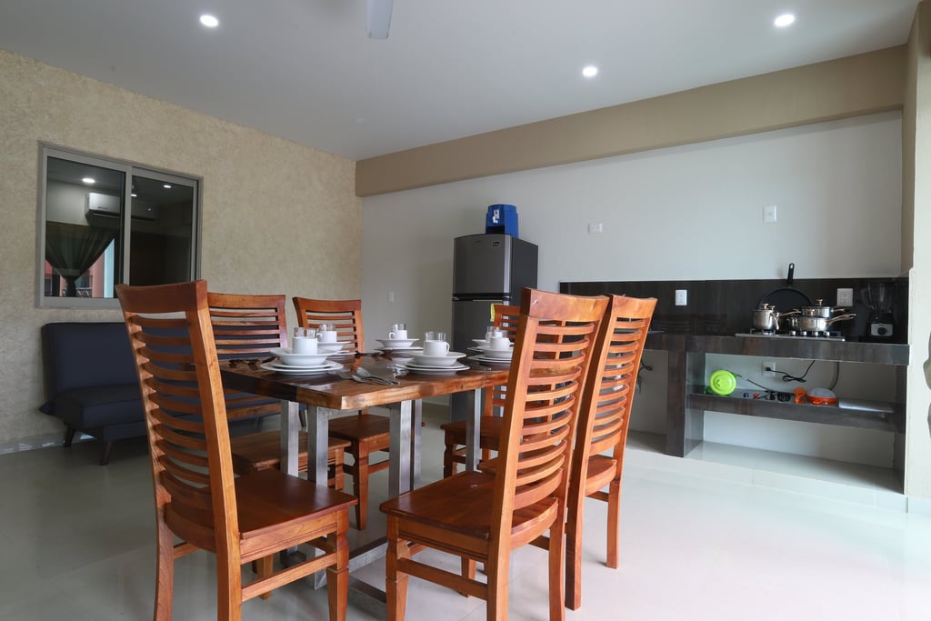 Comedor para 6 personas en habitación en unos bungalows