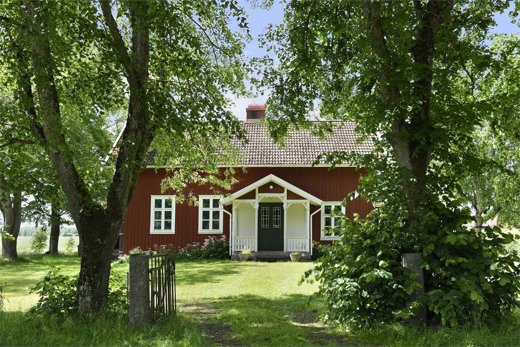Une maison nichée dans la végétation peinte en peinte avec de la peinture naturelle suédoise à la farine