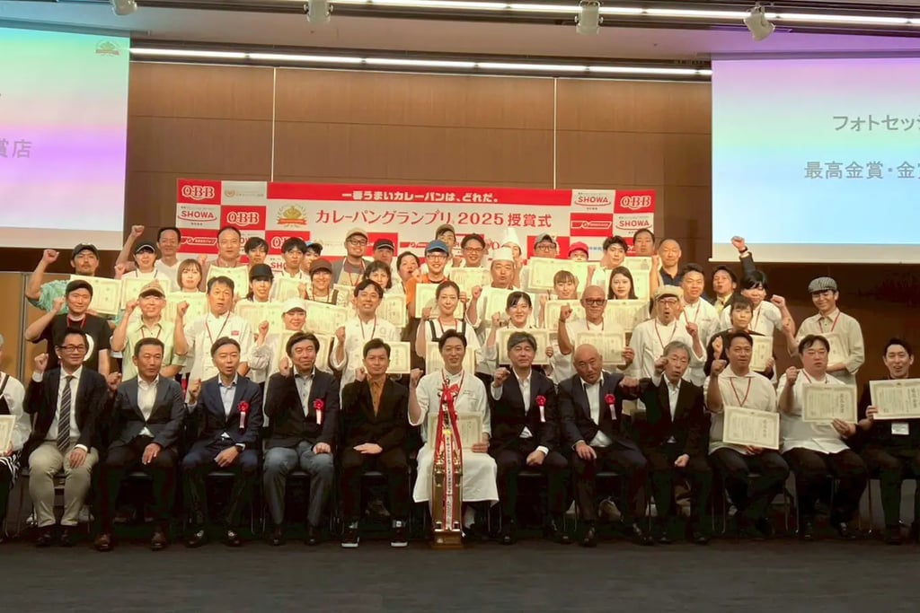 カレーパングランプリ2025授賞式で賞状を手に集合する受賞者たちの記念写真｜堺市のニュースならサカイタイムズ
