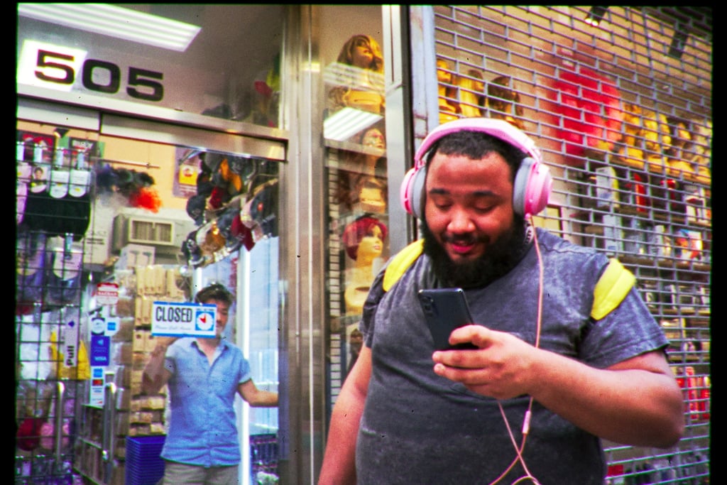 Street photography à NYC, un homme écoute de la musique | rollbak | Photographe mariage Hauts de France