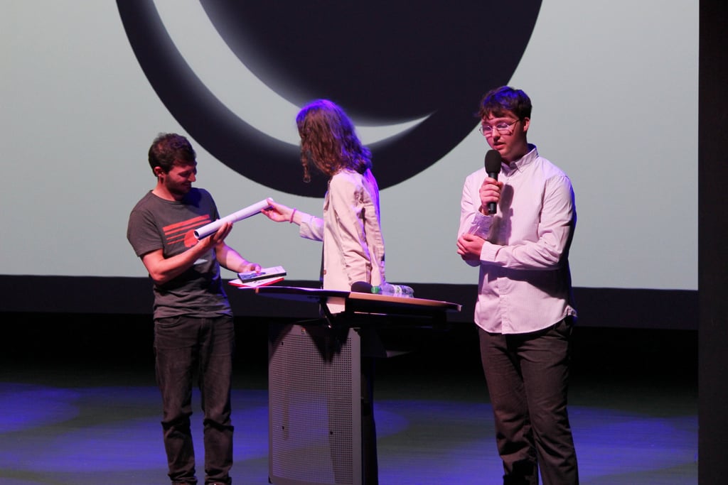 Cinematograph Ross Wisemann bekommt Geschenk für Mitarbeit