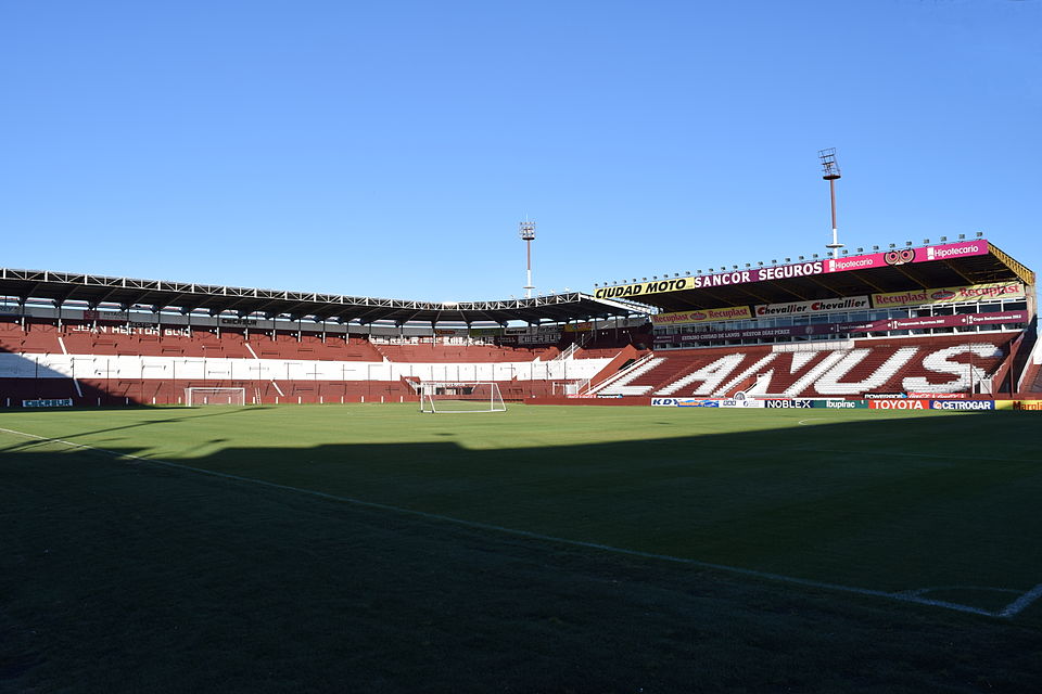 Instalações do Club Lanús em Buenos Aires, com vista do estádio e áreas externas do complexo esportivo