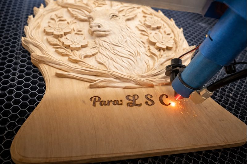 Grabado láser de texto personalizado en perchero de madera tallado con CNC