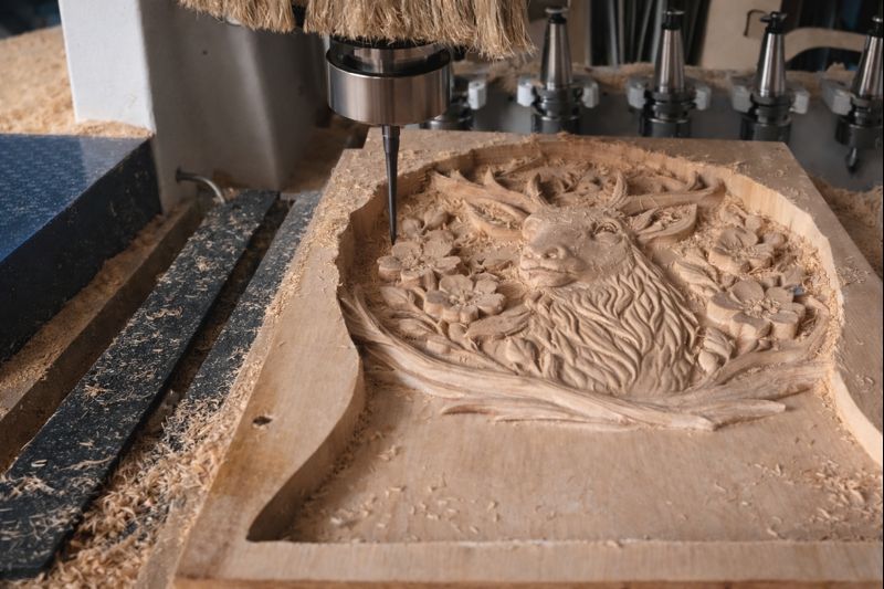 Proceso de tallado CNC en madera para perchero decorativo de diseño personalizado