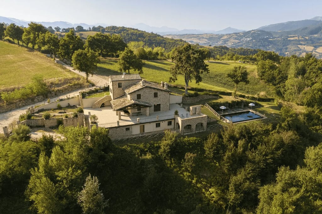 villa panoramica con piscina in affitto Marche