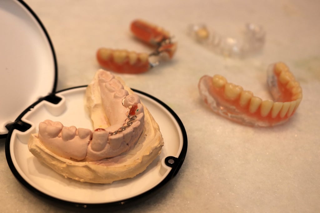 a plate with a tooth prosthesis