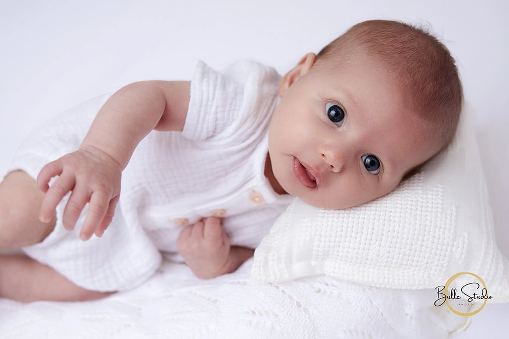 regard pétillant de doux bébé de 2 mois