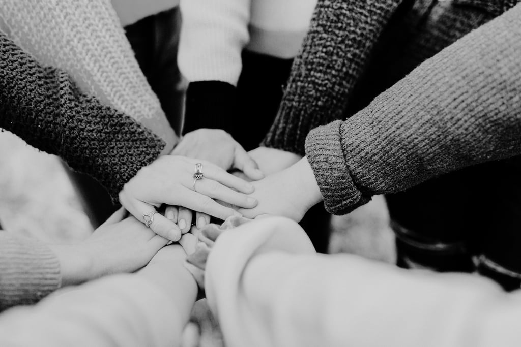 Photo de mains de plusieurs personnes jointes