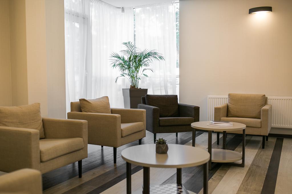 grindu dizainas viesbutyje