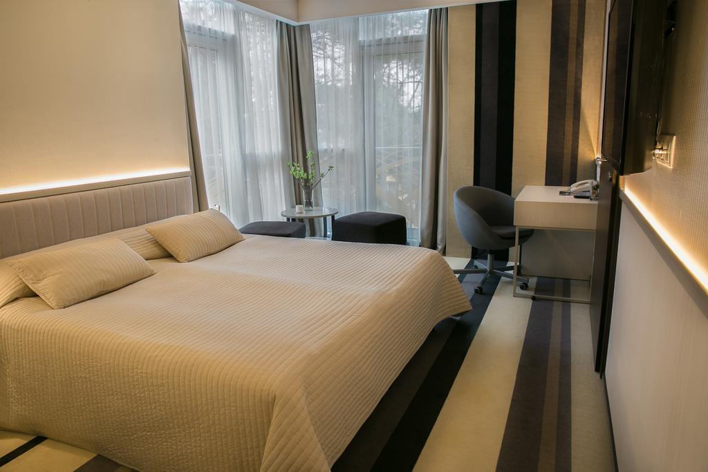 vinilas ant sienu viesbutyje