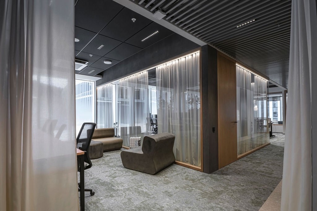 Biuro pertvarų dengimas akustiniam komfortui
