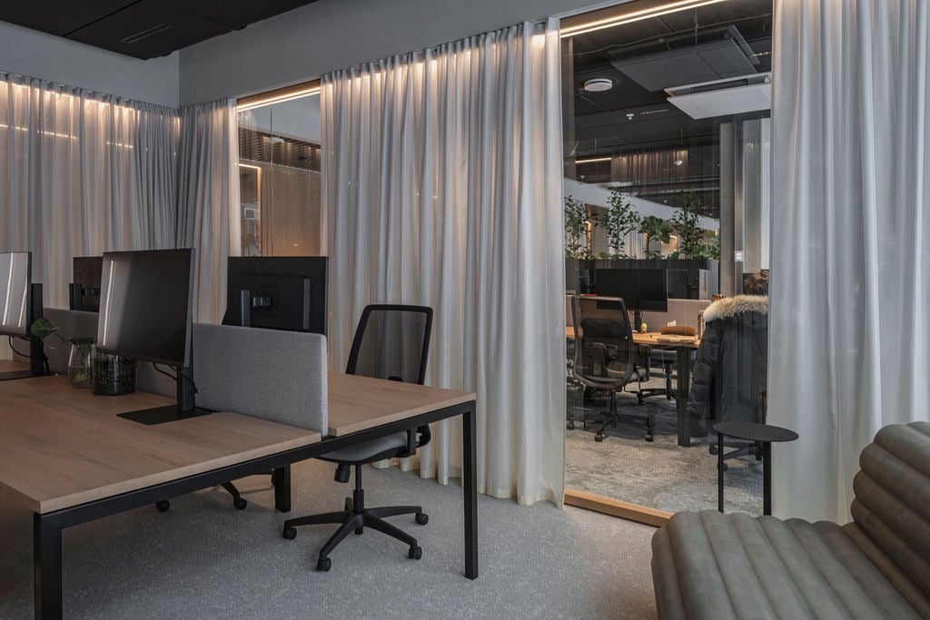 Stiklo pertvarų dengimas akustinėmis užuolaidomis