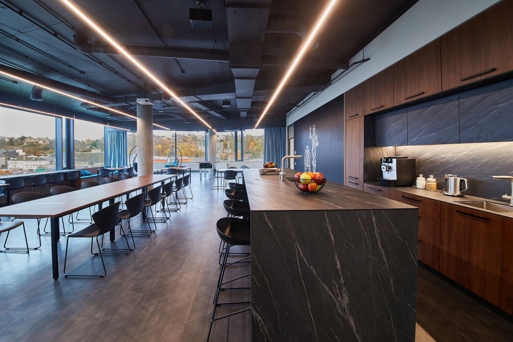 biuro interjeras su pertvaromis is uzuolaidu