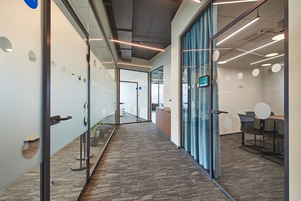 biuro patalpu atribojimas uzuolaidomis