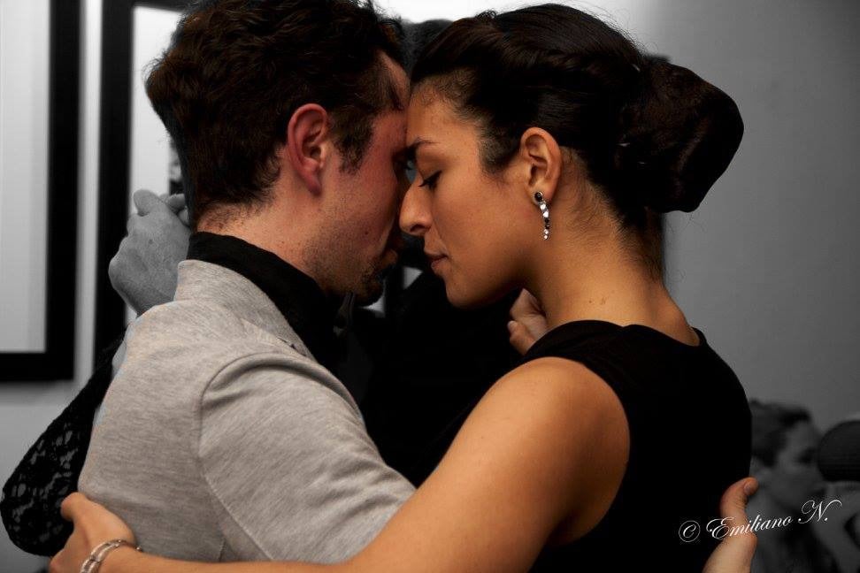 ARIANNA ISABELLA CURCIO e Fabio Berardi ballano, giornata mondiale del tango argentino, benessere psicofisico, Parkinson