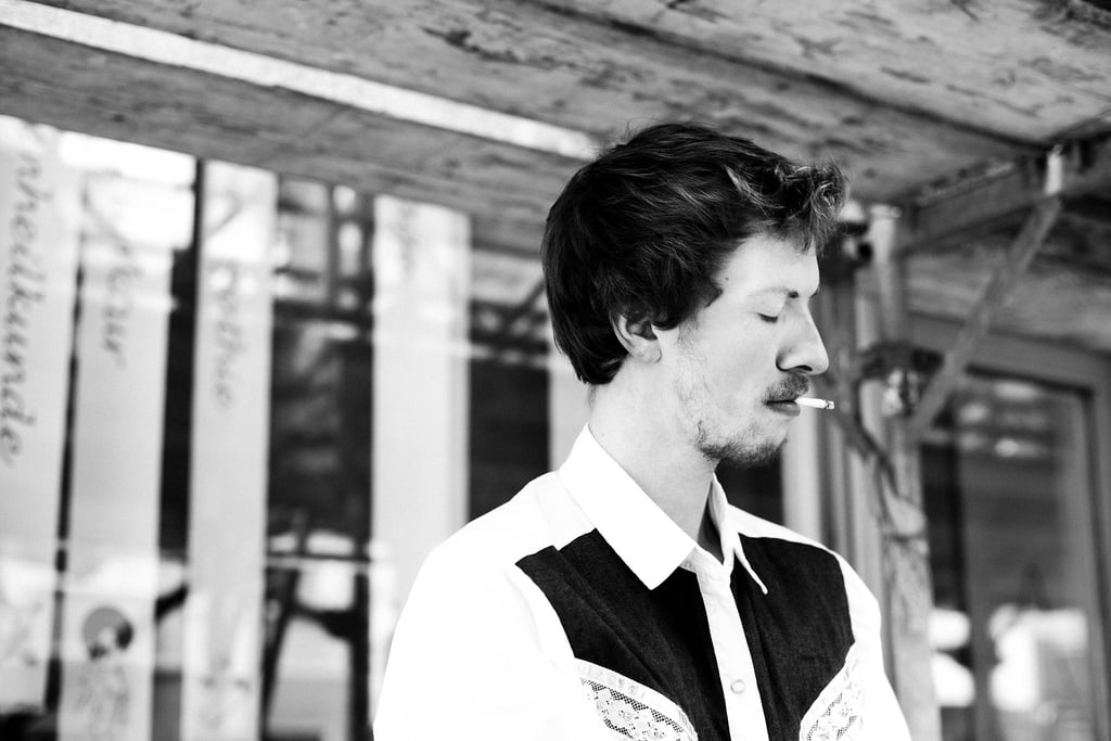 Vincent Long raucht eine Zigarette.