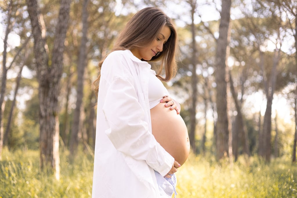Sessió de fotos d'embaràs a Girona amb una dona embarassada en un entorn natural exterior