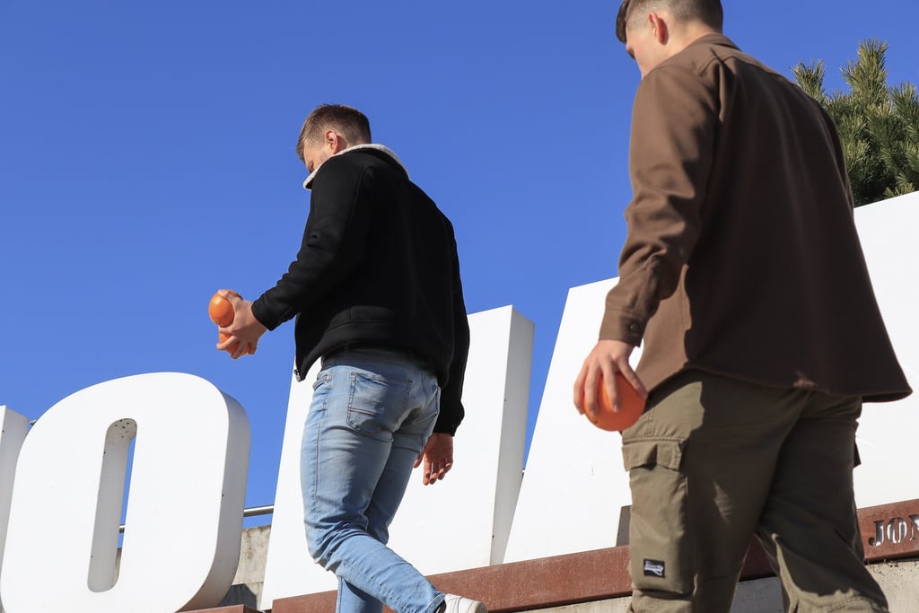 du vyrai eina vienas paskui kita