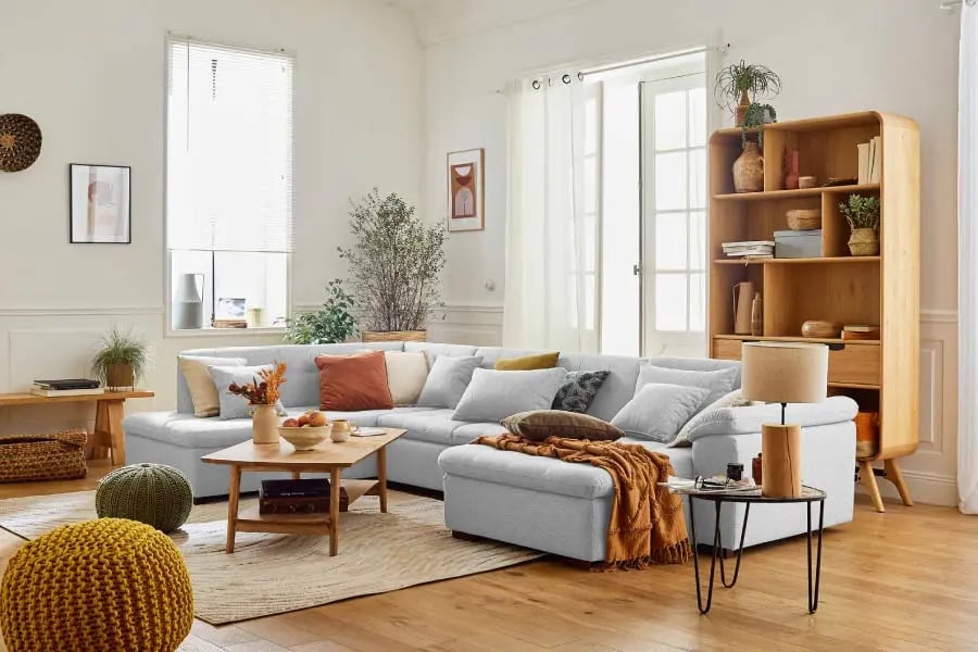 Canapé propre dans un salon après nettoyage