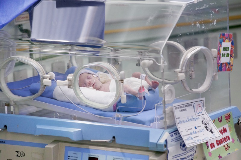 a baby in a Premature incubator at Hospital de Bonsucesso
