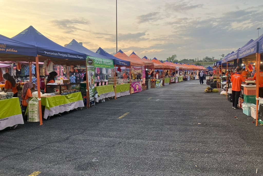 Stalls at the Shah Alam Stadium Market, Malaysia 