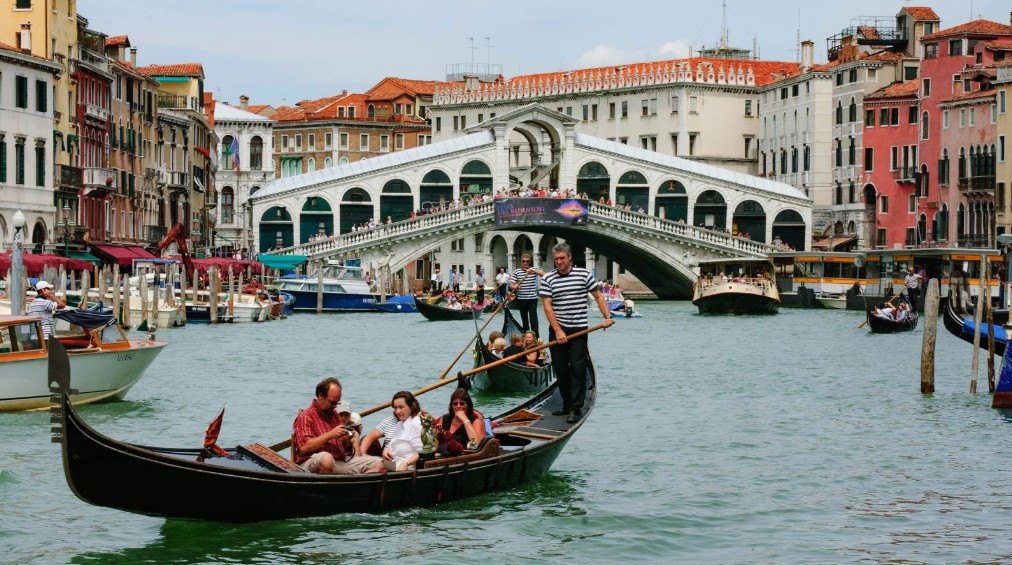 Rialto Bridge (Ponte di Rialto), Italy
